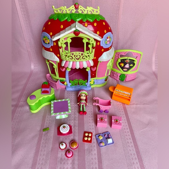 Hasbro Other - Strawberry Shortcake Berry Bitty Market 2010